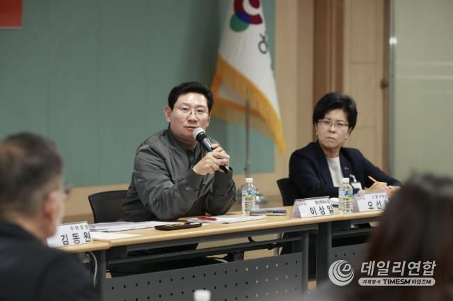 이상일 용인특례시장이 19일 기흥구청 다목적홀에서 ‘입주대표의회의 소통콘서트’를 열고 시민과 현안에 대해 이야기를 나누고 있다.