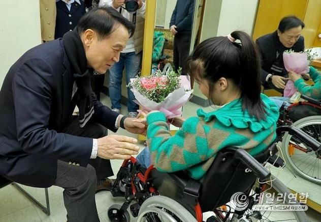 경기도교육청 장애인식개선 창작뮤지컬 ‘위리’ 출연 장애학생을 격려하는 임태희 교육감 사진