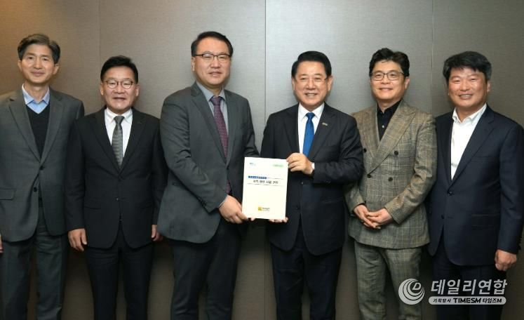 김영록 전라남도지사가 25일 서울 여의도에서 유병서 기획재정부 예산실장과 간담회를 갖고 2026년 국회 증액 핵심사업이 차질없이 반영되도록 지원을 요청한 뒤 전남의 주요 현안사업 건의 내용을 전달하고 있다.