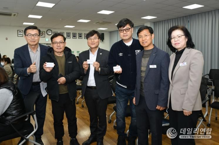 거제시장, 민생회복지원금 접수처 현장 점검