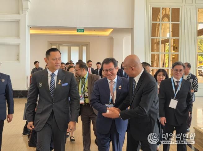 인도네시아 국제 교통 정상회의 (3)인도네시아 장관-시장님-인도네시아 ITS대표