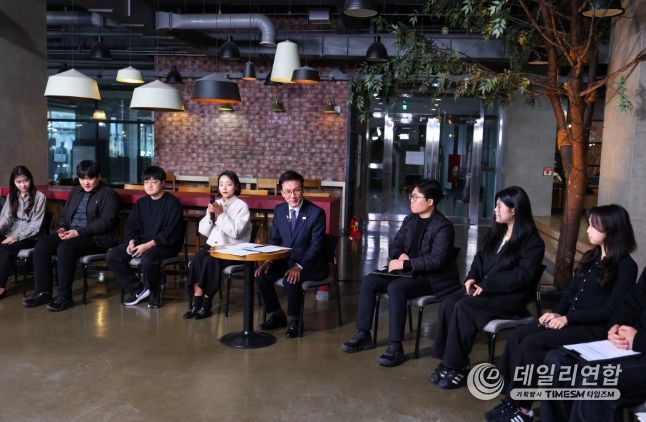 김민석 국무총리가 28일 대전 충남대학교에서 열린'미래대화 1·2·3#청년금융' 제5차 K-토론나라에서 고졸 청년 대출금리 및 청년미래적금 등과 관련한 청년들의 제안을 경청하고 있다.