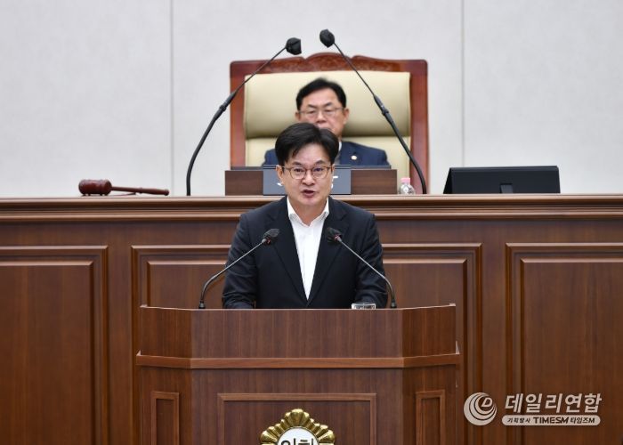 김병수 시장이 1일 김포시의회 제264회 임시회에서 2026년도 시정 및 운용 방향에 대한 시정연설을 하고 있다.