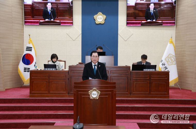 신우철 완도군수는 제333회 완도군의회 정례회에서 시정연설을 통해 내년도 군정 운영 방향을 밝혔다