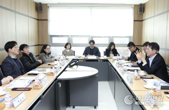 동환 고양시장이 학교장, 운영위원장, 학부모들과 함께 자공고 2.0으로의 안정적인 전환을 위한 협력 방안에 대해 논의하고 있다.