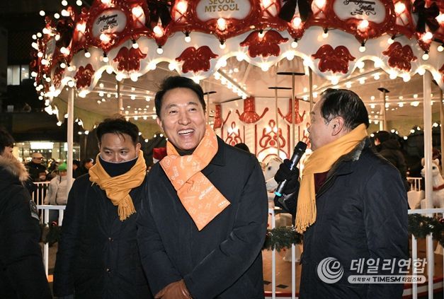 오세훈 서울시장이 12일(금) 서울윈터페스타 개막식 참석 후 광화문광장의 '크리스마스 마켓'을 둘러보고 있다.