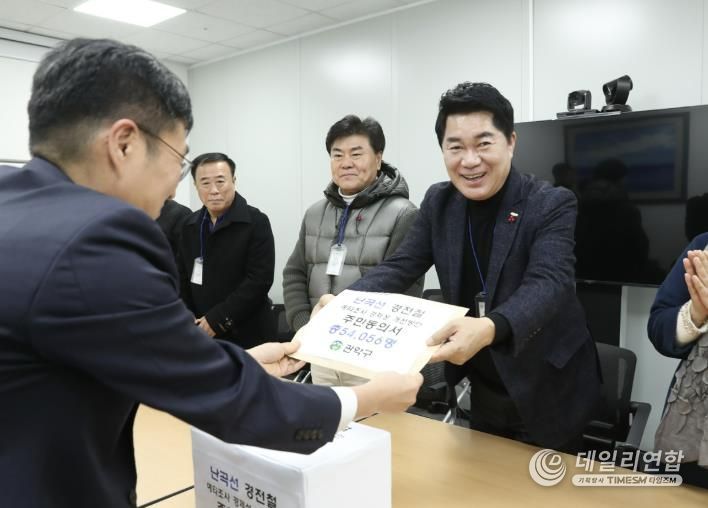 세종정부청사 기획재정부를 방문해 난곡선 경전철 예타 경제성 개선 방안에 대한 주민 동의서를 전달하는 박준희 관악구청장(오른쪽 첫 번째)