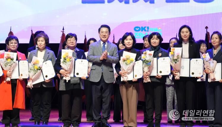 김영록 전라남도지사가 16일 도청 김대중강당에서 열린 ‘제28회 전라남도 여성대회’에 참석해 지역발전과 여성의 권익 신장에 기여한 유공자에게 표창장을 수여한 뒤 기념촬영을 하고 있다.