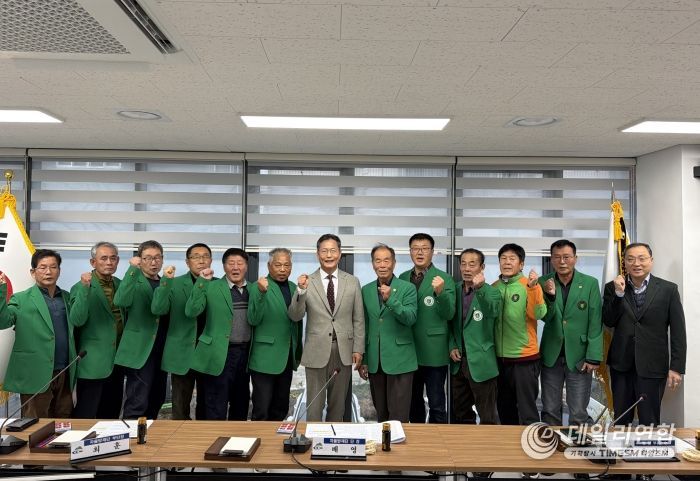 지난 16일, 겨울철 재난 대비를 위한 간담회에서 윤여권 부군수와 지역자율방재단이 함께 기념촬영을 하고 있다.