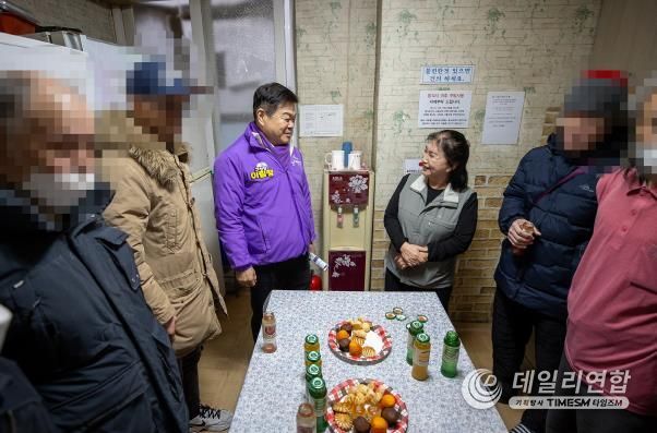 이필형 동대문구청장, 연말 한파 앞두고 고시원·여인숙 찾아