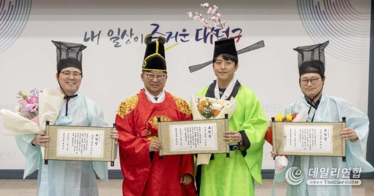 최충규 대덕구청장(사진 왼쪽 두 번째)과 ‘2025년 홍보장원 왕중왕전’에서 수상한 직원들이 29일 표창장을 받은 후 기념 촬영을 하고 있다.