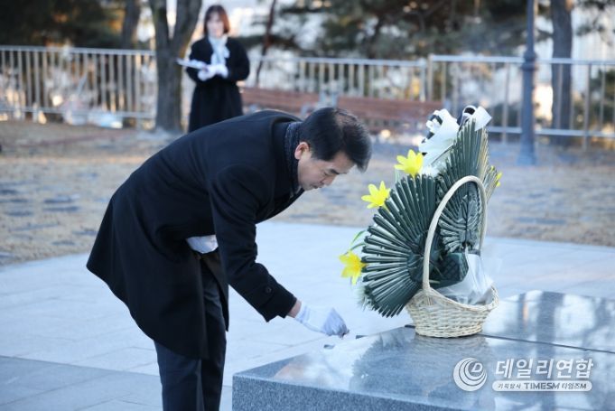 충혼탑에서 헌화하는 최재형 보은군수