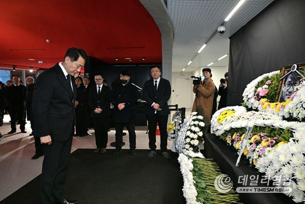 오세훈 서울시장이 6일(화) 충무로 서울영화센터에 마련된 고(故) 안성기 배우 추모공간을 찾아 헌화 후 묵념하고 있다.