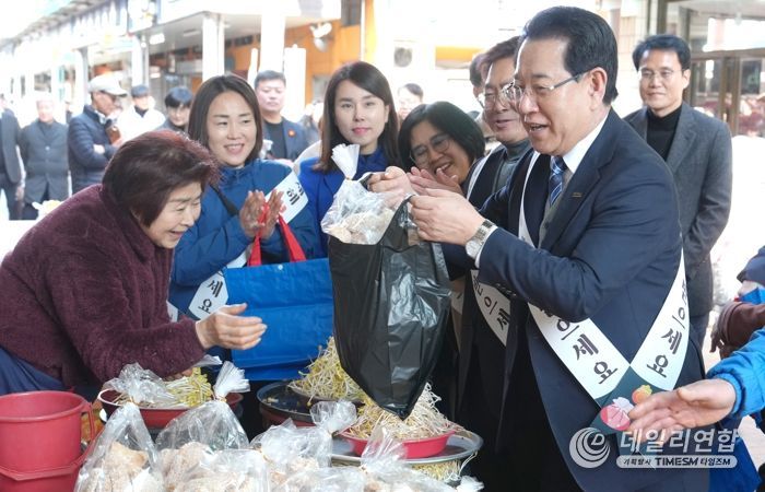김영록 전라남도지사가 설 명절을 하루 앞둔 16일 오후 지역 전통시장인 순천 웃장을 방문, 물품을 구매하며 상인들을 격려하고 있다.