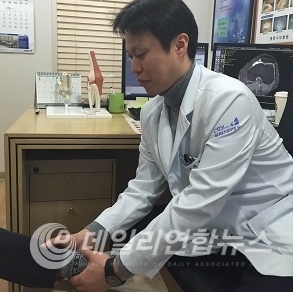 동탄시티병원 제공 - 전 원장이 발목염좌 진료하는 모습