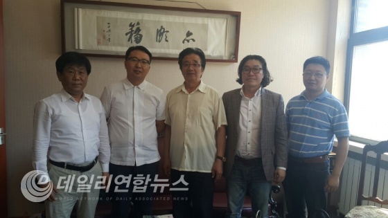 왼쪽에서두번째 가덕총수.맨가운데는 북경대교수겸중국국영경매공사고미술감정위원장.예술통신 배한성대표