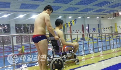 사진 : 수중휠체어 입수 장면