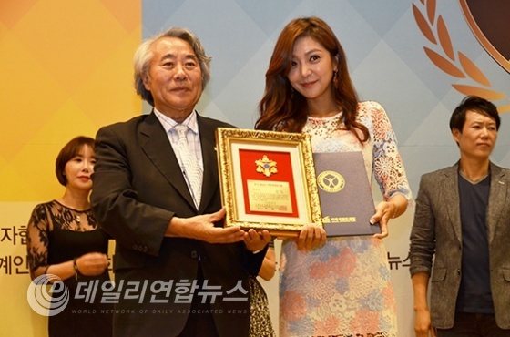 사)한국예술문화단체총연합회 하철경 회장이 탤런트 심민에게 대상을 수여하는 모습.