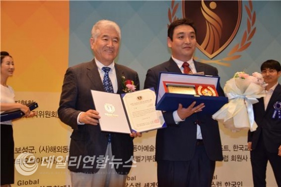 (Global자랑스런한국인 대상을 수상한 이홍렬 (주)마일 대표이사)