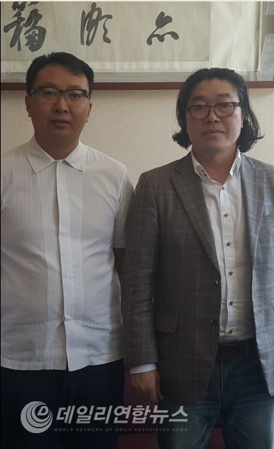 사진설명 : 왕효문(WANG XIAO WEN, 王晓文, 고미술 감정사, 歌德골동품경매회사 총경리) (왼)와 배한성(주식회사 예술통신 대표이사) (우)