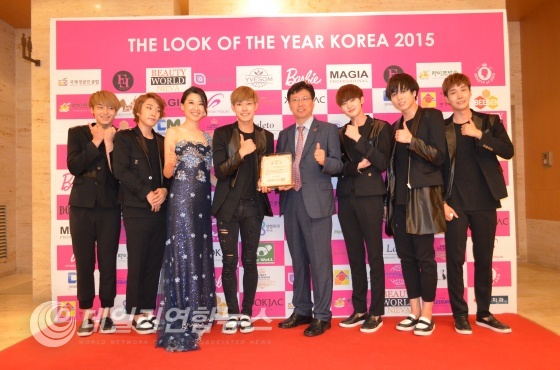 국제언론인클럽 홍보가수 위촉장을 받은 리온파이브 멤버들과 2015 더록오브더이어 모델대회 송지연대표, 국제언론인클럽 김재수 대표와 기념사진촬영