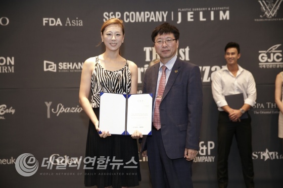 아시아샤넬 모델 권희정이 홍보대사로 위촉되어 국제언론인클럽 김재수중앙회장에게 위촉장을 수여받고 기념촬영을 하고 있다.
