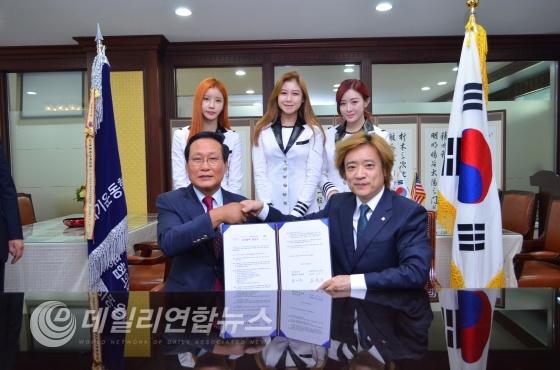 뒤쪽-포켓걸스, (사)해외동포책보내기운동협의회 손석우 이사장과 미스디카엔터테이먼트 정재훈 대표가 홍보대사 협약서 작성후 기념사진 촬영