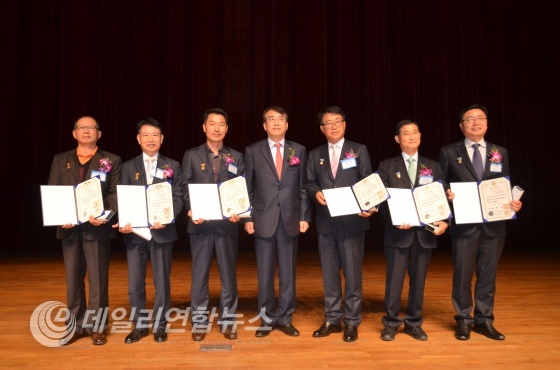 대통령표창을 수상한 김경식 (주)국성건설엔지니어링 부회장(발송배전기술사), 윤석용 (주)금성종합기술단 부회장(토목구조기술사), 구본준 미육군공병단부 토목직12급(토목구조 기술사) 시상자로 참석한 이석준 미래창조과학부 1차관(가운데) 국무총리표창에 안병석 (주)지앤비 대표이사 (화약류관리기술사), 변운섭 (주)우원엠앤이 사장(건축기계설비기술사), 최재덕 (주)신동아건설 부장 (건설안전기술사) / 사진=양승관 기자