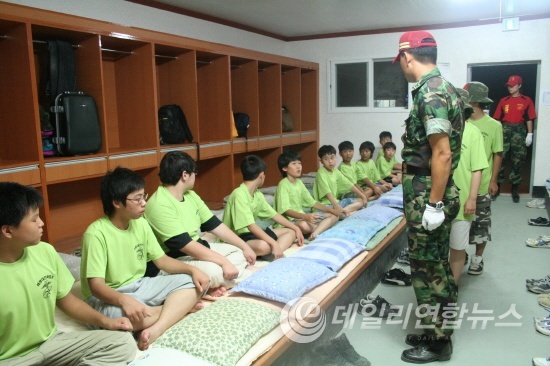 ▲ 최근 MBC `진짜사나이` 해병대 극기훈련 프로그램이 인기를 끄는 가운데 방학을 이용해 병영 캠프에 참가한 청소년들이 저녁 점호를 받고 있다. 사진제공= 교육그룹 더필드
