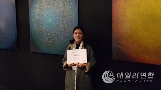 태허 손외경작가 프랑스파리 루브르박물관 전시실 금상수상후 전시장에서 촬영사진