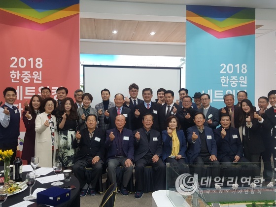 파티에 참가한 회원들의 기념촬영