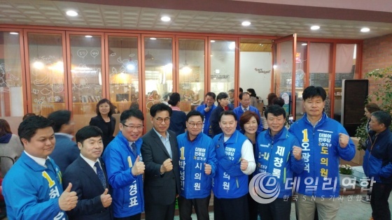 <사진설명>더불어민주당 김경표 광명시장 예비후보와 같은 당 광명을 강신성 지역위원장, 시.도의원 예비후보 등이 2일 광명동굴에서 향후 정책연대에 공감하는 한편 6•13지방선거 승리를 다짐하고 있다.