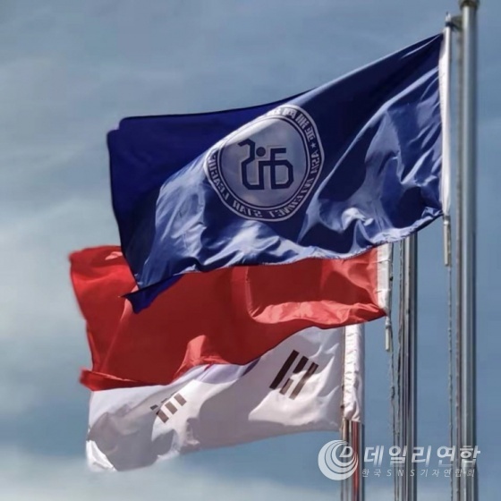 사진= AIS왕홍연맹(공식명칭AIS인터넷스타연맹) 상하이사무소앞 한*중 국기 연맹기 계양기 사진