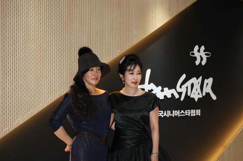 (사진: 왼쪽부터 유지영 디자이너, 한국시니어스타협회 김선 회장 )