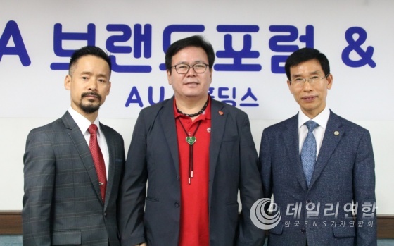 (사진: 이번 10월 8일 사당동 소재 본사 강당에서 “에이유에이(AUA) 브랜드 포럼 아카데미” 2기생 배출 후 1기 김병문 회장, 에이유에이 홀딩스 장만준 회장, 2기 강승진 회장과 기념촬영)