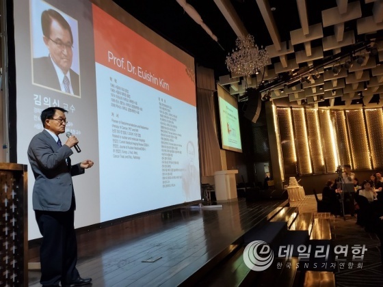축사하고 있는 김의신 박사