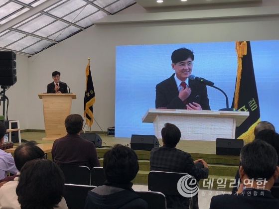 '6차 산업 컨퍼런스 및 소비자평가 우수대상 상품전시 초대전'이 창업경영포럼과 (사)한국기업평가원 주최하고 소비자저널협동조합 주관으로, 지난 26일 경기도 과천시에 위치한 ESM대한민국소비자평가센터 본점에서 열렸다. 이승목 창업경영포럼 회장이 인사말을 전하고 있다.