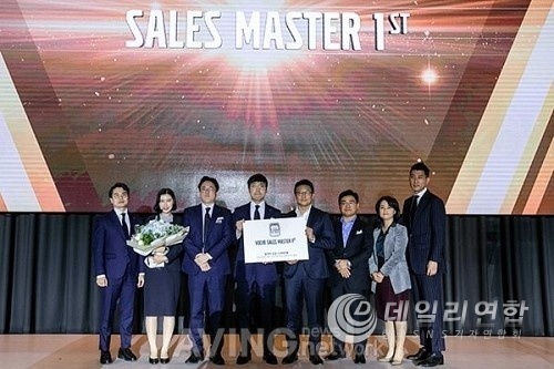 사진 = 볼보자동차 세일즈 마스터 결선대회 전국우승 왼쪽부터 네번째 박용어팀장