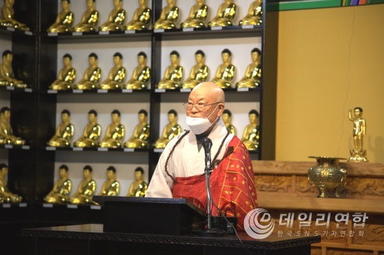 한국불교 태고종 편백운 전 총무원장이 탄핵무효와 정무 복귀를 선언하고 있다.